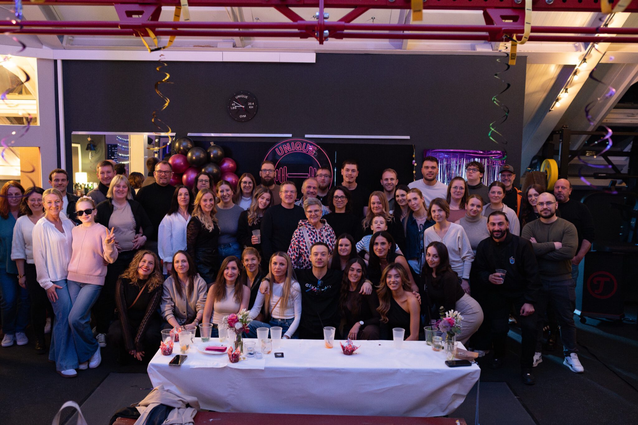 Premium Fitnessstudio Bad Dürkheim – Gruppenfoto der Unique-Gym-Community bei der Jubiläumsfeier