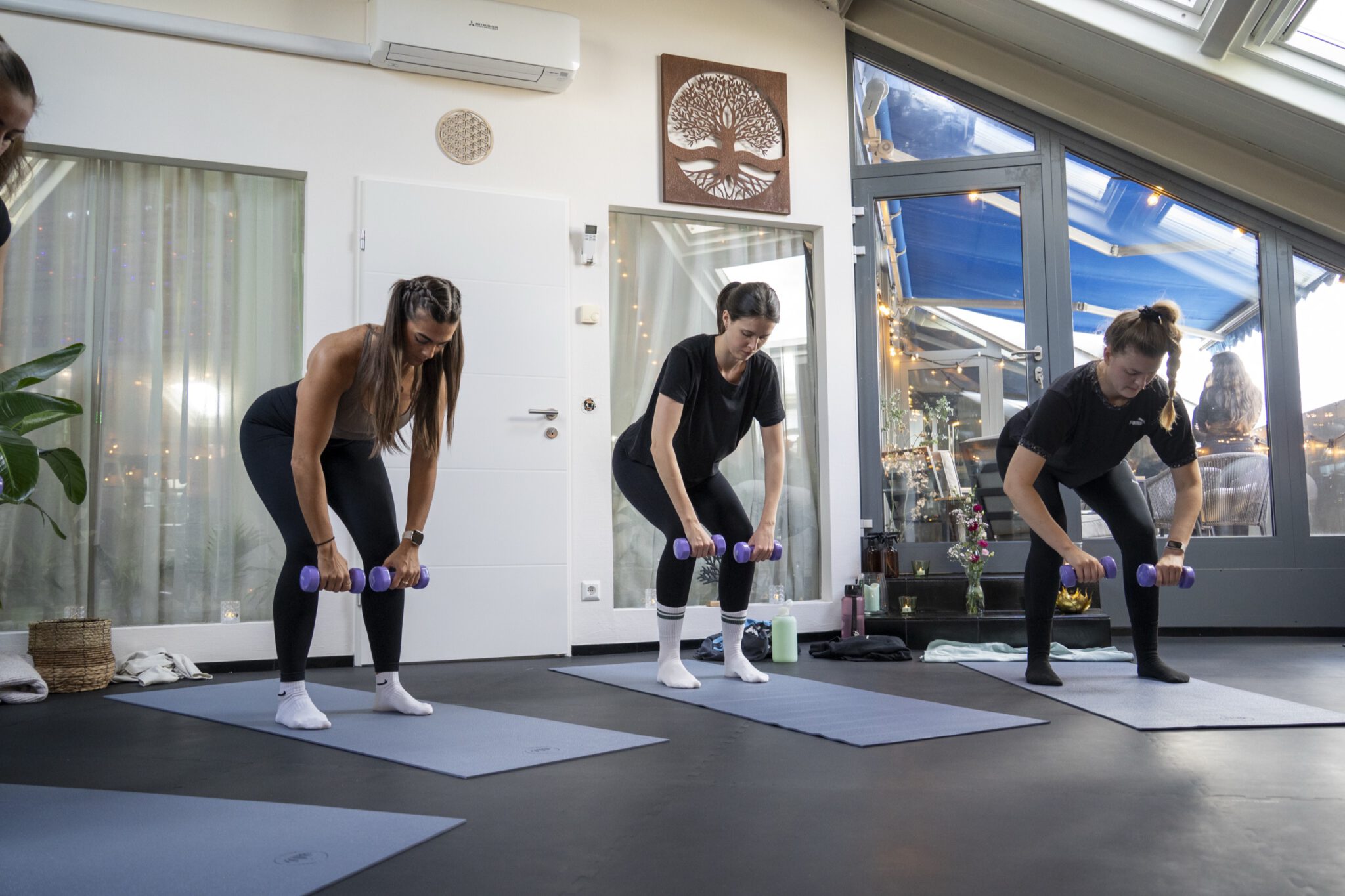 Pilates-Kurs in kleiner Gruppe mit Kurzhanteln im Unique Gym