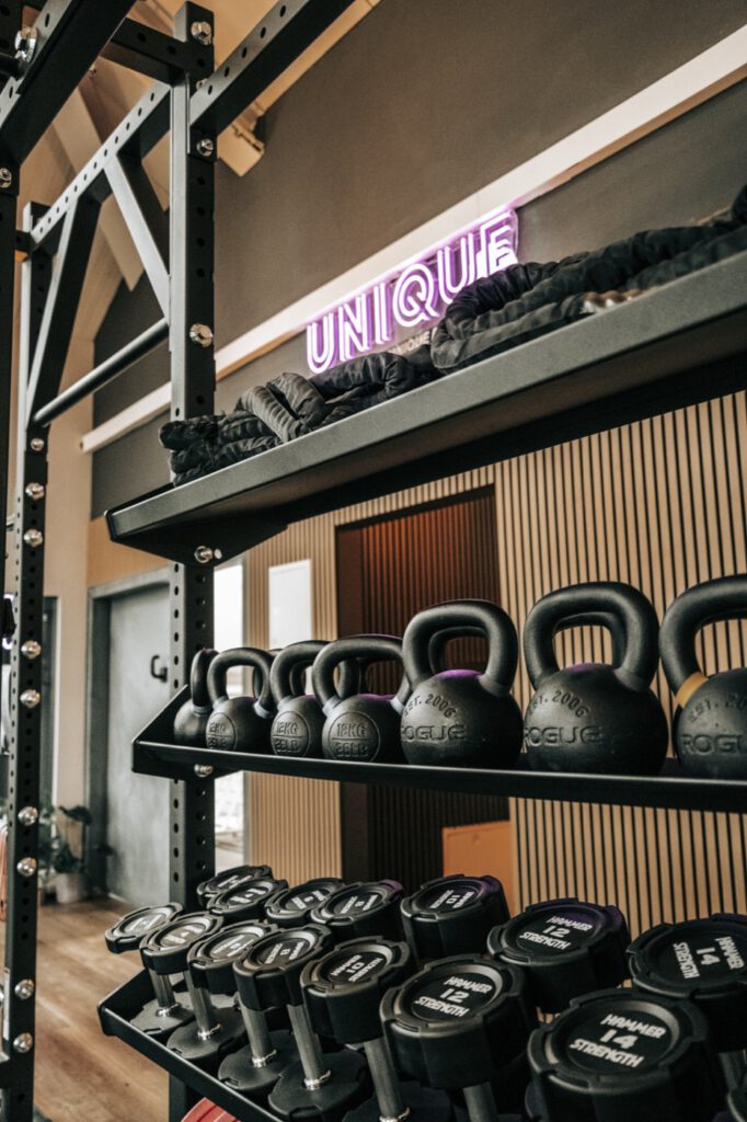 Gerätebereich mit Kettlebells im Unique Gym Bad Dürkheim