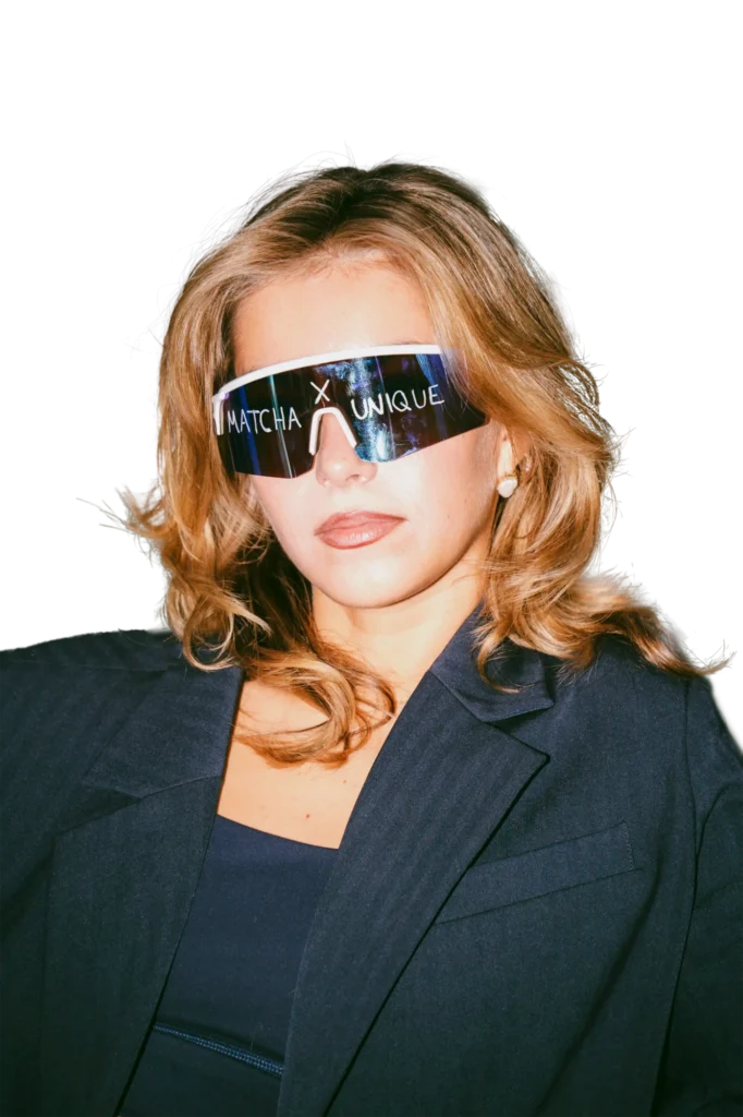 Paulina mit Matcha-x-Unique-Sonnenbrille