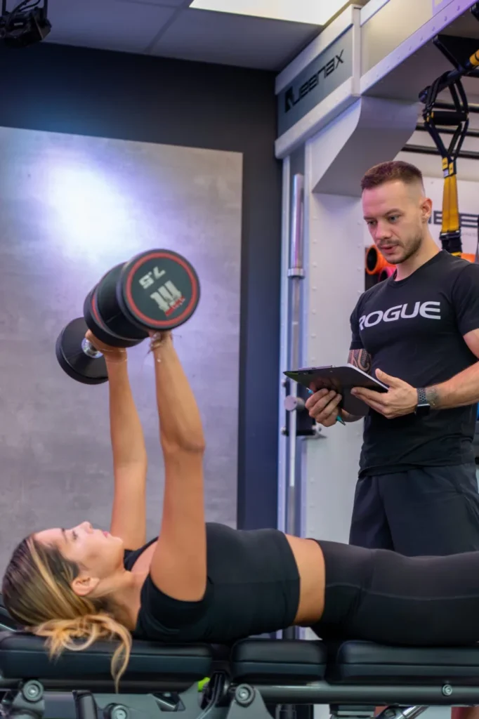 Personal Training Bad Dürkheim – Nico coacht eine Kundin beim Kurzhantel-Bankdrücken