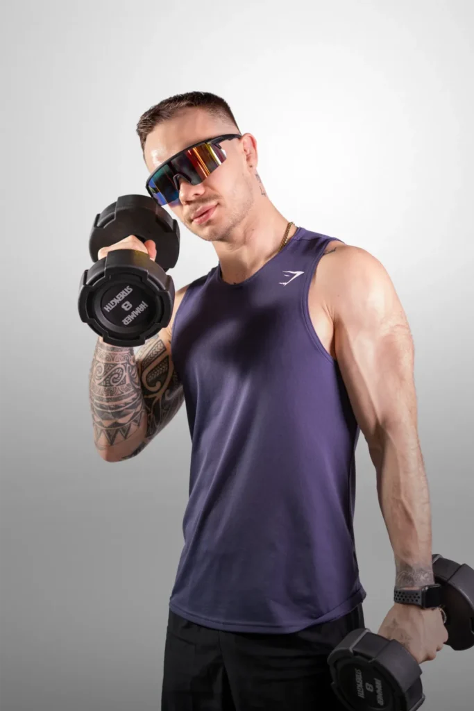 Personal Training Bad Dürkheim – Nico Rentz, Gründer des Unique Gym, mit Kurzhantel